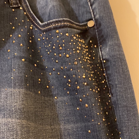 Brand new never worn jeans with sparkle embellishments on front pockets - Picture 2 of 5